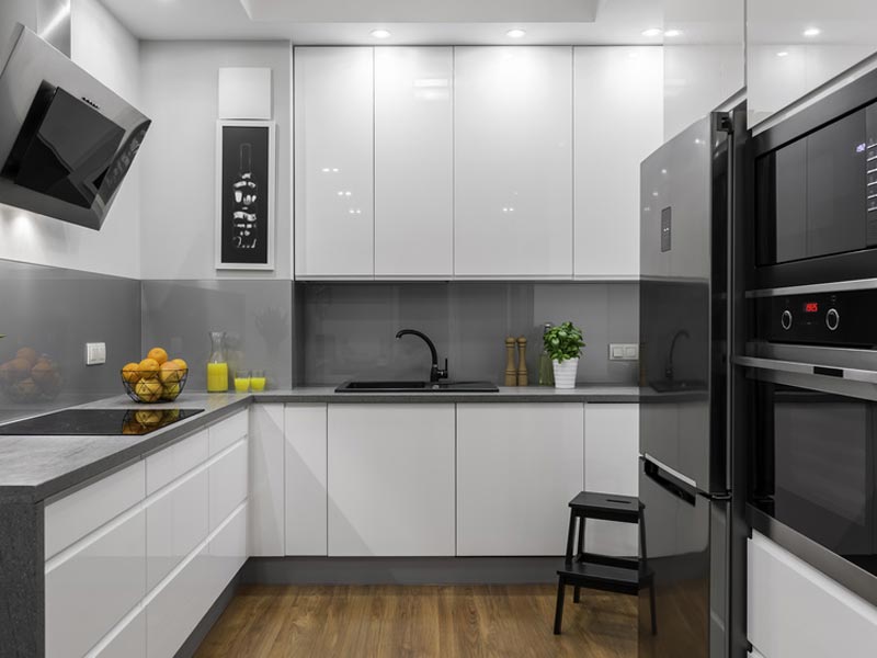 cuisine-blanche-noire-grise Du gris et du noir pour personnaliser une cuisine blanche