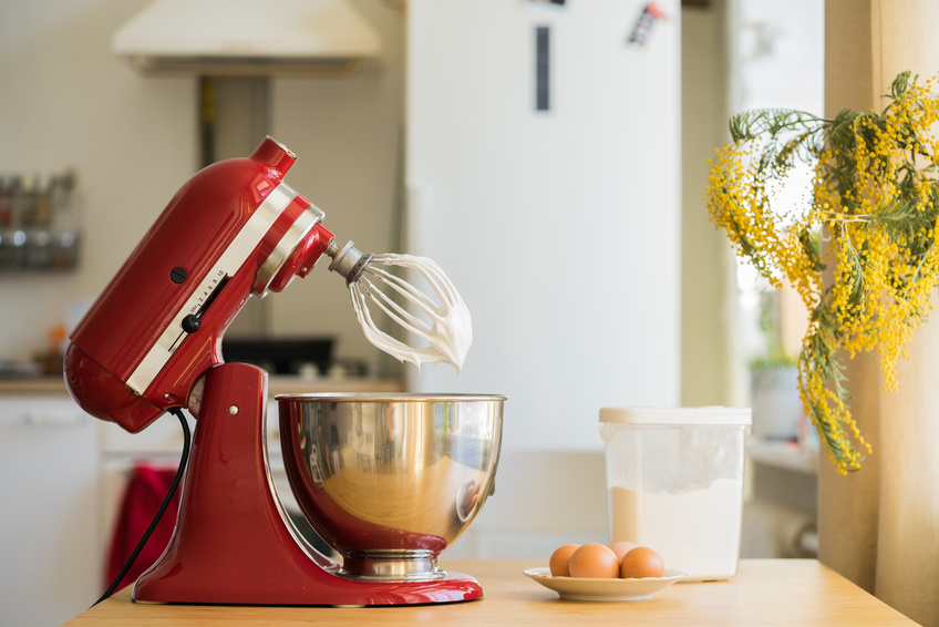 red stand mixer mixing cream Cuisine moderne & électroménager rouge