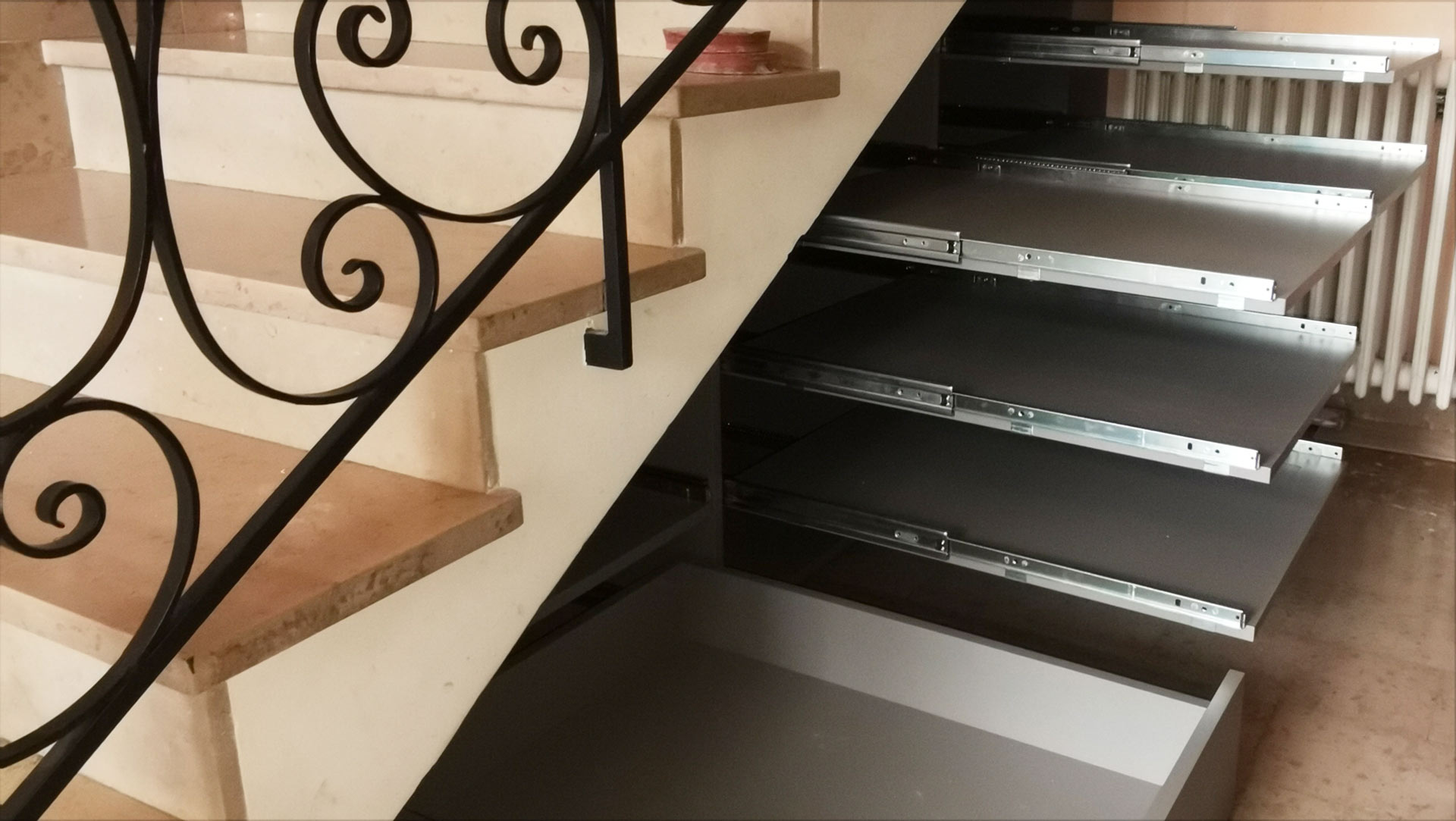 creation sur-mesure d'un rangement sous escalier