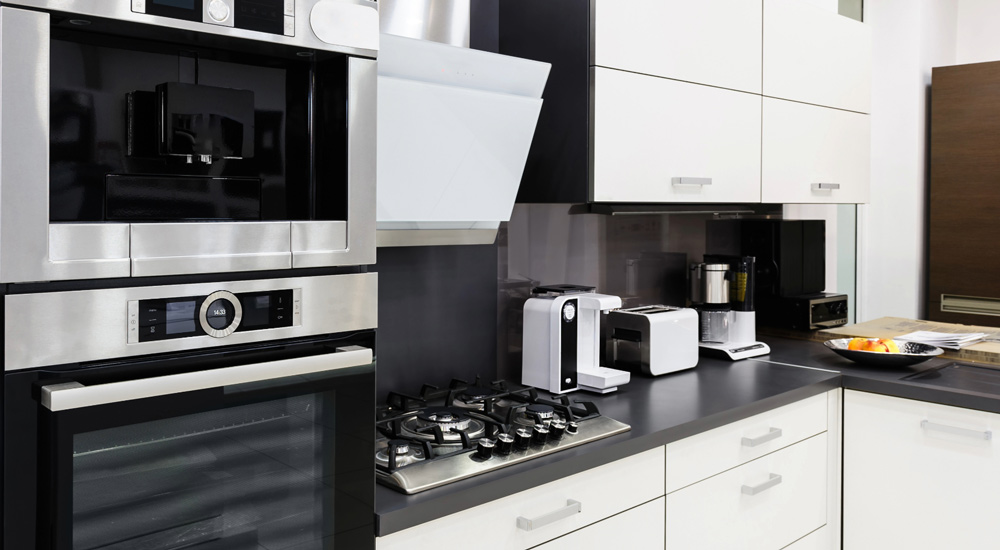 une cuisine tout équipée avec son électroménager